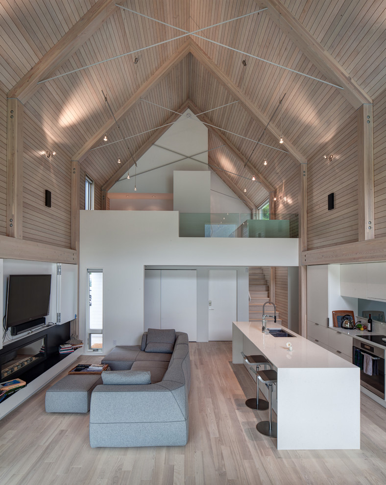Großes Modernes Wohnzimmer mit hellem Holzboden in Vancouver