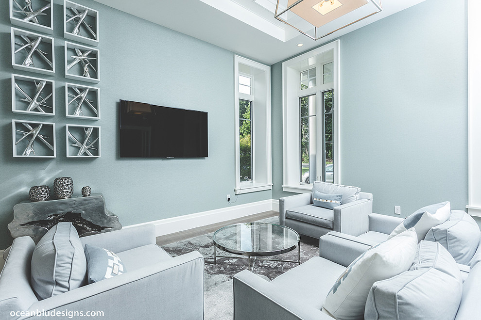 Idee per un soggiorno minimal di medie dimensioni e aperto con pareti blu, parquet chiaro e TV a parete