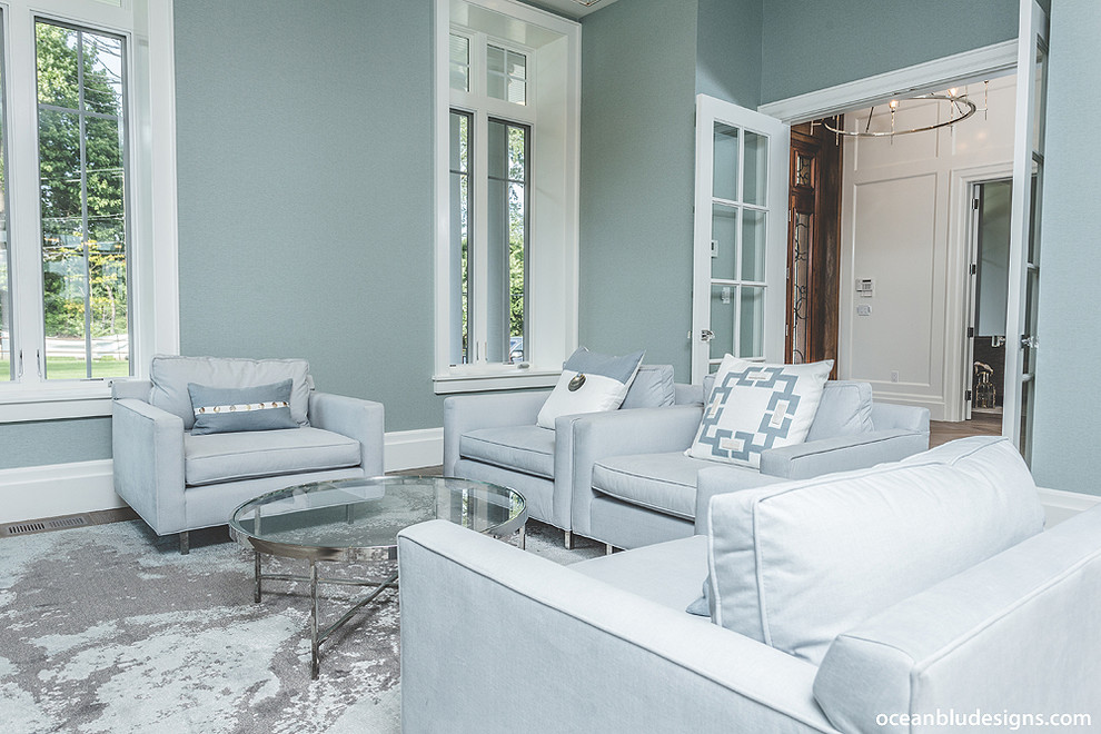 Идея дизайна: открытая гостиная комната среднего размера в современном стиле с синими стенами, светлым паркетным полом и телевизором на стене
