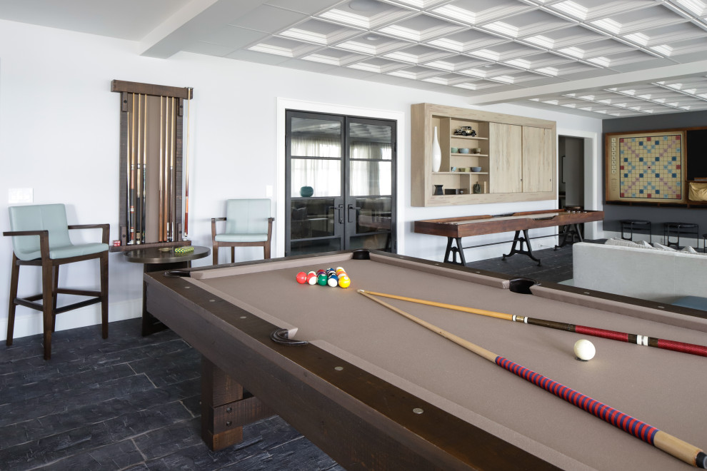 Mittelgroßer Klassischer Hobbyraum ohne Kamin, im Loft-Stil mit grauer Wandfarbe, hellem Holzboden und Multimediawand in New York