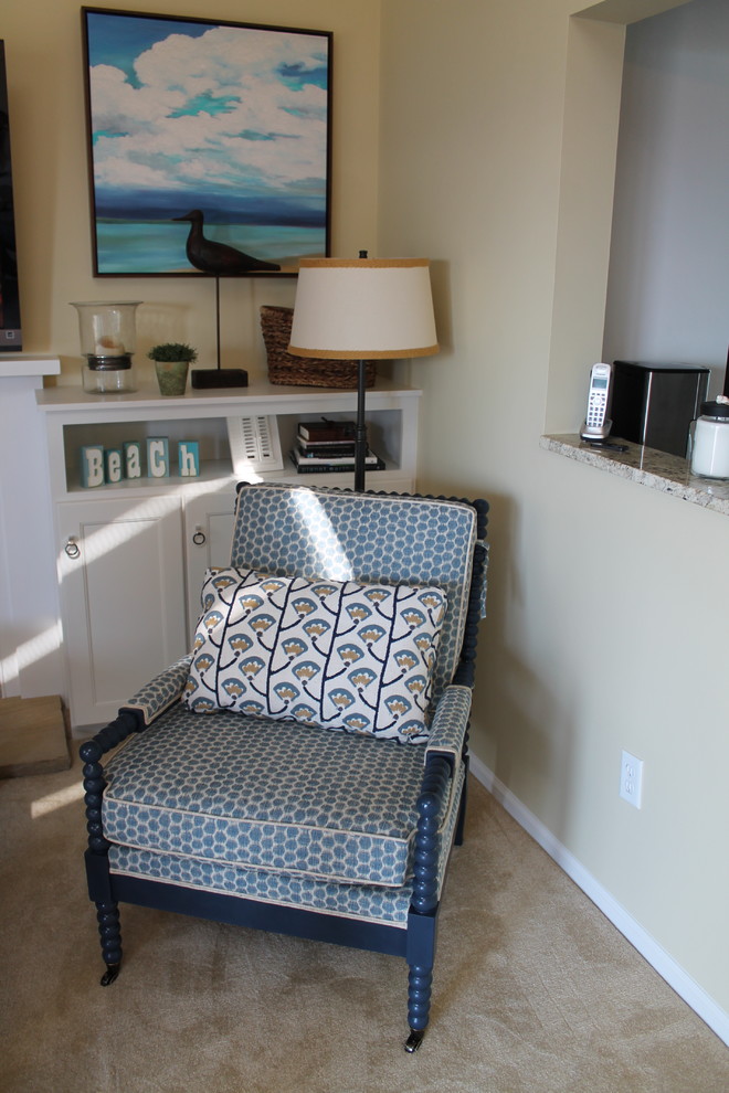 Стильный дизайн: открытая гостиная комната среднего размера в морском стиле с телевизором на стене - последний тренд