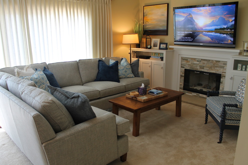 Esempio di un soggiorno stile marinaro di medie dimensioni e aperto con TV a parete