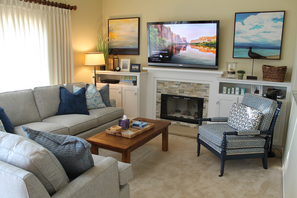Foto de sala de estar abierta costera de tamaño medio con televisor colgado en la pared