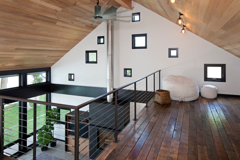 Idéer för att renovera ett funkis allrum på loftet, med vita väggar och mörkt trägolv
