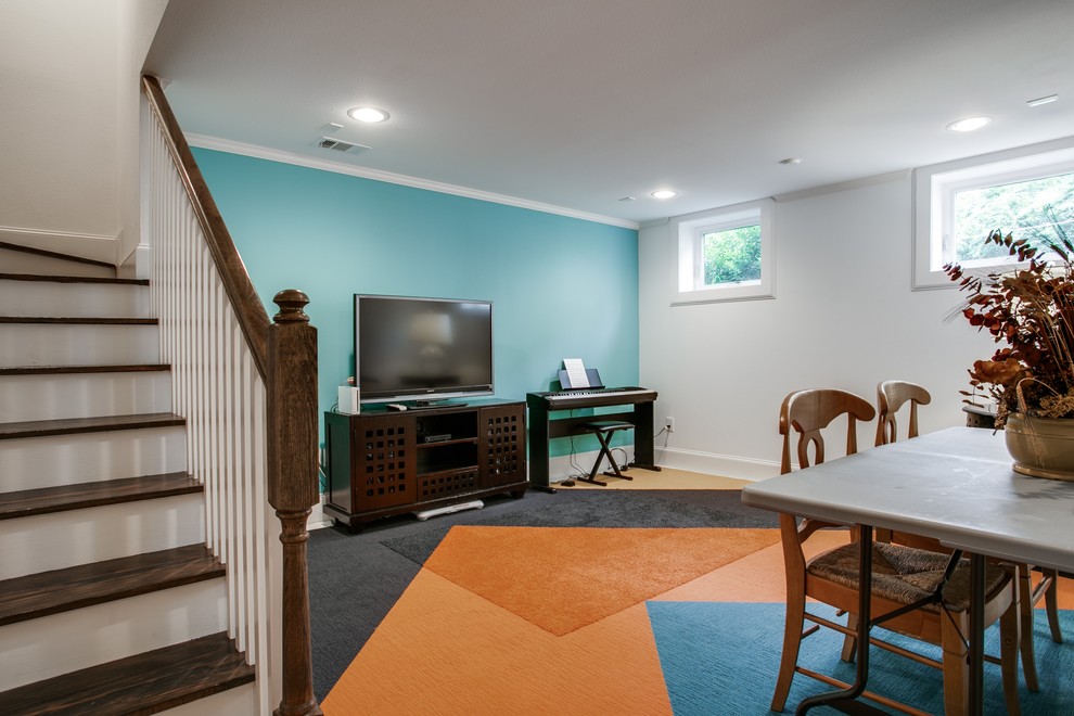 Пример оригинального дизайна: изолированная комната для игр среднего размера в классическом стиле с синими стенами, ковровым покрытием и отдельно стоящим телевизором
