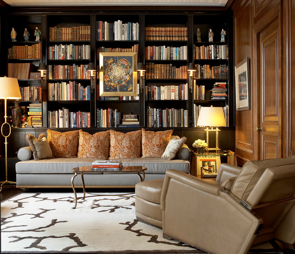 Источник вдохновения для домашнего уюта: гостиная комната в классическом стиле с с книжными шкафами и полками и коричневыми стенами