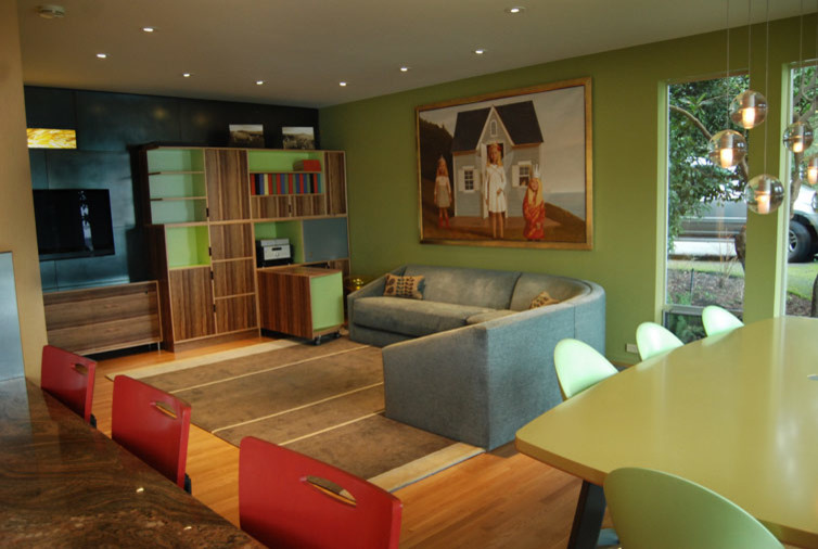 Стильный дизайн: изолированная гостиная комната среднего размера в стиле неоклассика (современная классика) с зелеными стенами, светлым паркетным полом и мультимедийным центром - последний тренд