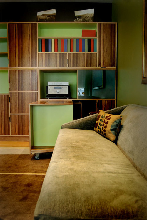 Idee per un soggiorno tradizionale di medie dimensioni e chiuso con pareti verdi, parquet chiaro e parete attrezzata
