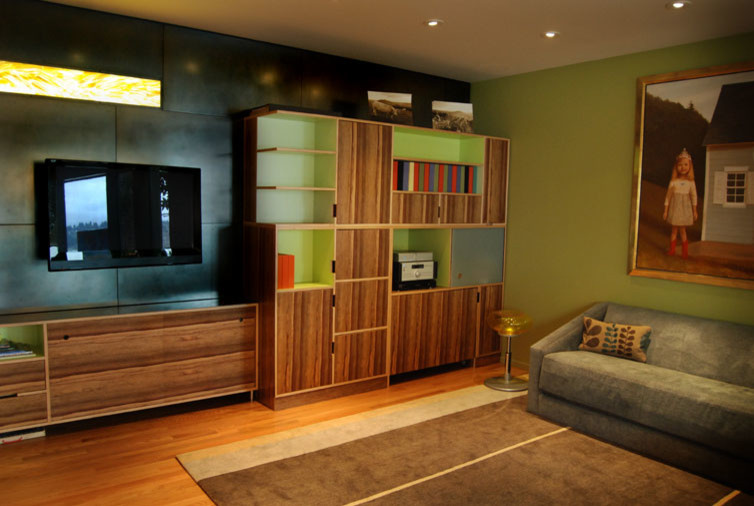 Idéer för ett mellanstort klassiskt avskilt allrum, med gröna väggar, ljust trägolv och en inbyggd mediavägg