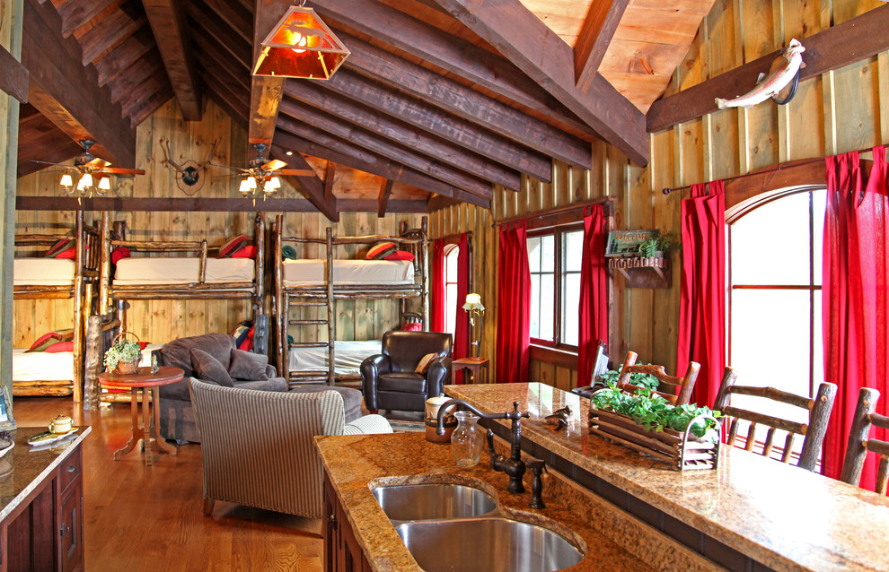 Modelo de sala de estar abierta clásica con suelo de madera en tonos medios