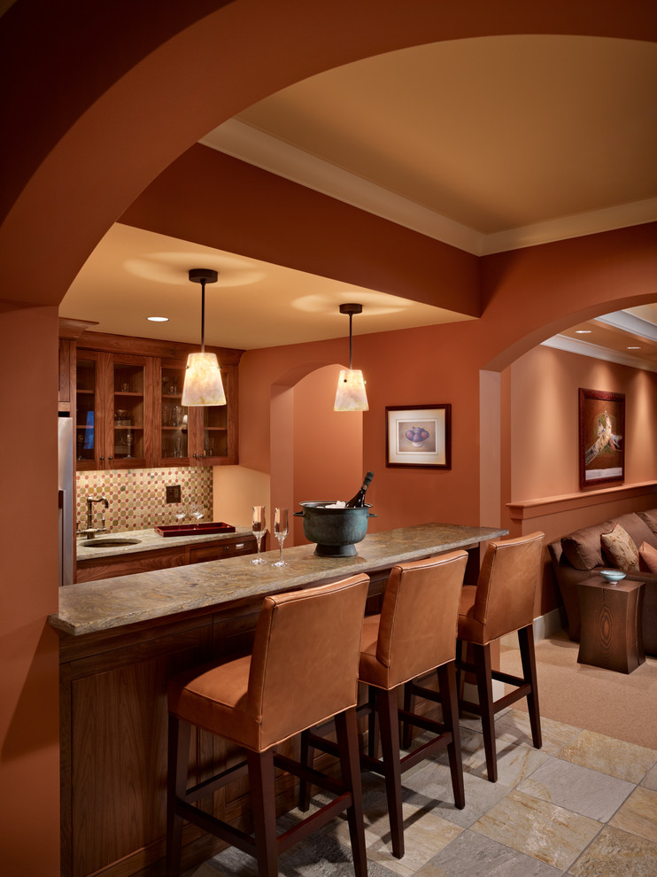Стильный дизайн: гостиная комната среднего размера в средиземноморском стиле с домашним баром, оранжевыми стенами и полом из сланца - последний тренд