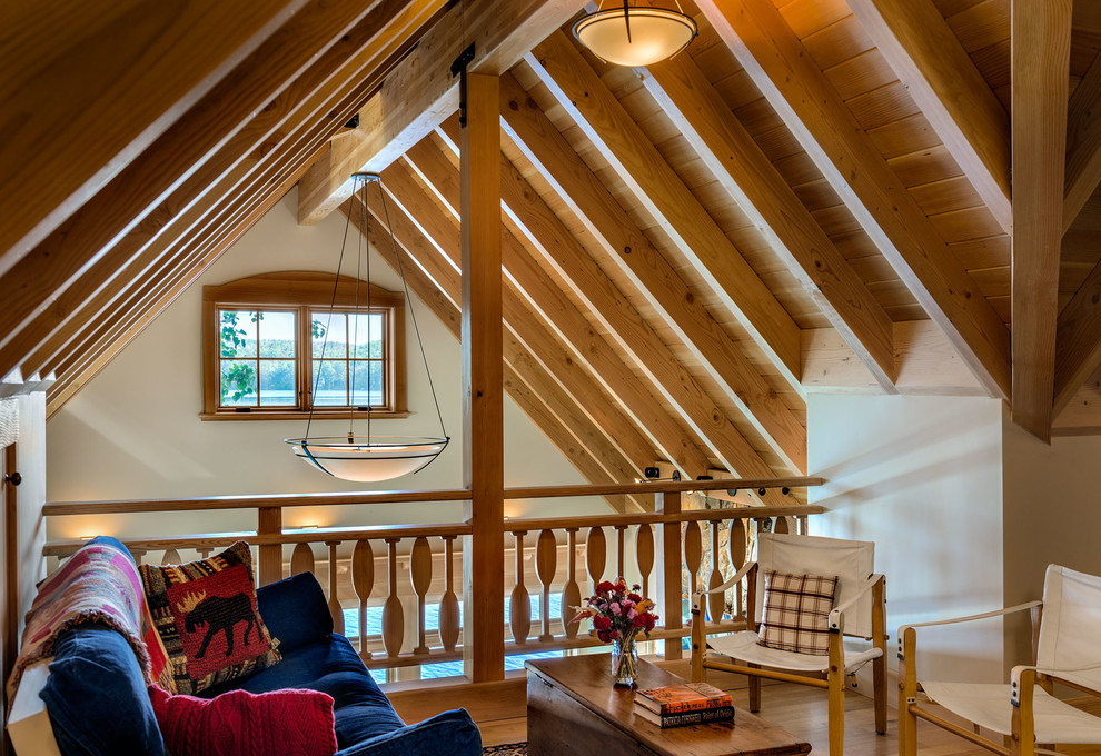 Ispirazione per un soggiorno stile americano stile loft con pareti beige e pavimento in legno massello medio