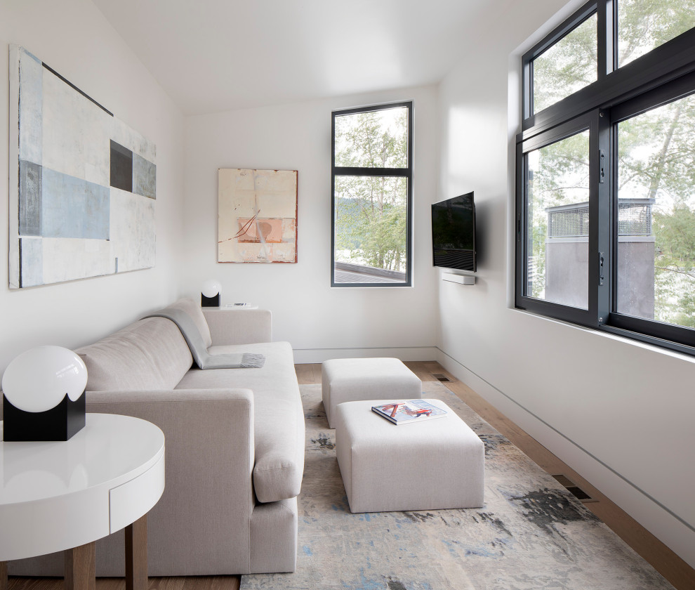 Inspiration pour une grande salle de séjour design ouverte avec un mur blanc, un sol en bois brun, une cheminée ribbon, un manteau de cheminée en plâtre, un téléviseur fixé au mur et un sol marron.