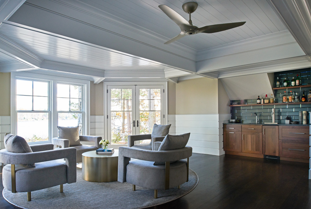 Großes, Offenes Maritimes Wohnzimmer mit Hausbar, beiger Wandfarbe, dunklem Holzboden, TV-Wand und braunem Boden in New York