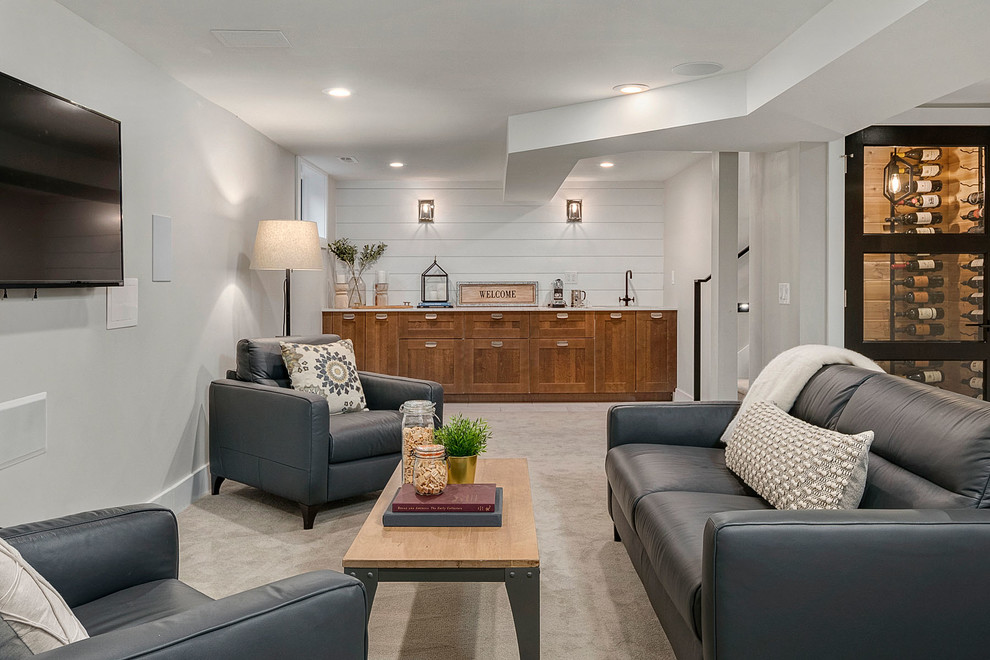 Mittelgroßes, Offenes Landhausstil Wohnzimmer ohne Kamin mit Hausbar, grauer Wandfarbe, Teppichboden, TV-Wand und grauem Boden in Seattle