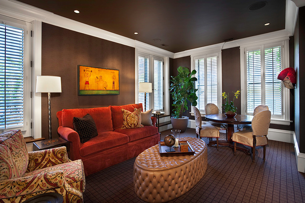 Idee per un soggiorno classico con pareti marroni e pavimento marrone