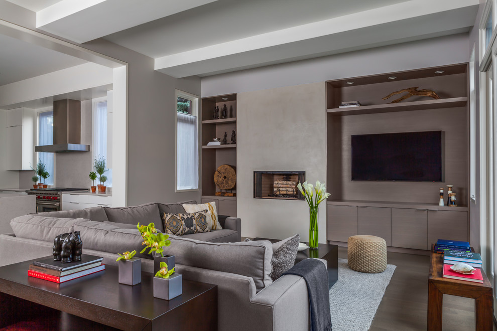 Modernes Wohnzimmer mit grauer Wandfarbe, Multimediawand, dunklem Holzboden und Gaskamin in Chicago