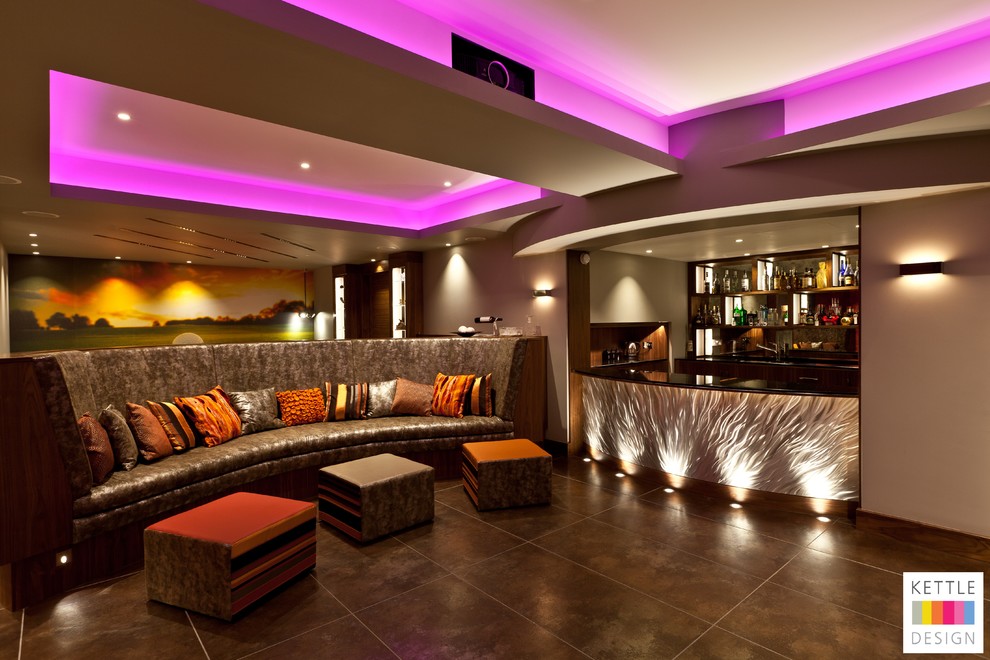 Ejemplo de sala de estar con barra de bar abierta contemporánea grande sin chimenea con paredes blancas, suelo de baldosas de cerámica y televisor colgado en la pared