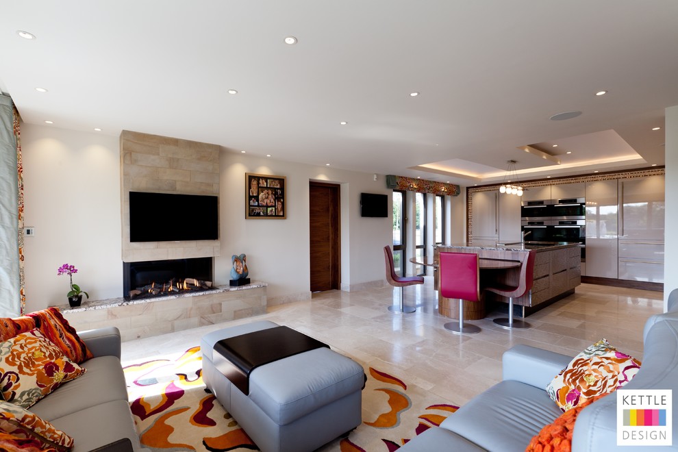 Идея дизайна: большая открытая гостиная комната в современном стиле с белыми стенами, мраморным полом, стандартным камином, фасадом камина из плитки и телевизором на стене