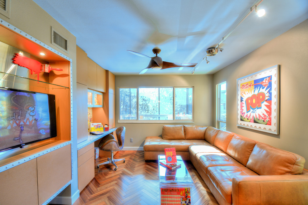 Ejemplo de sala de estar cerrada exótica pequeña sin chimenea con paredes beige, suelo de madera en tonos medios y pared multimedia