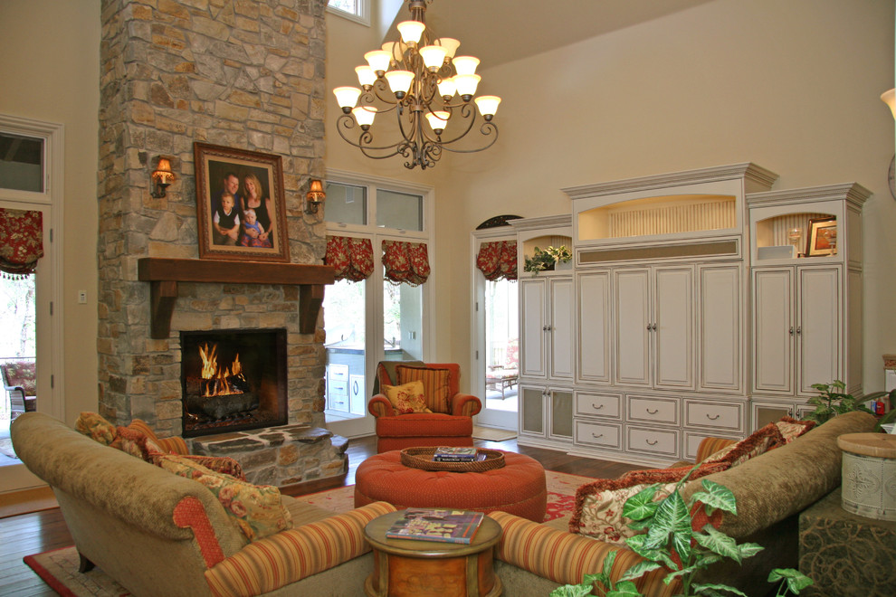 Пример оригинального дизайна: гостиная комната в стиле рустика с фасадом камина из камня