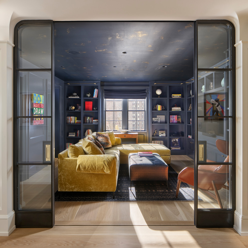 Стильный дизайн: изолированная гостиная комната в стиле неоклассика (современная классика) с синими стенами, светлым паркетным полом, бежевым полом и потолком с обоями - последний тренд