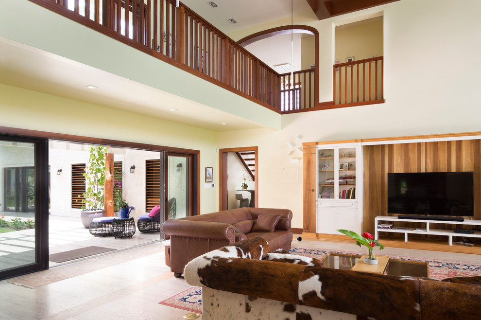 Idée de décoration pour une salle de séjour marine ouverte avec un mur marron, parquet clair et un téléviseur encastré.