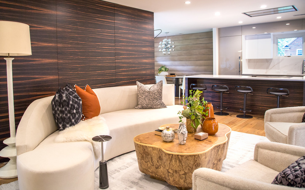 Imagen de sala de estar abierta minimalista de tamaño medio sin chimenea con paredes marrones, suelo laminado y suelo marrón