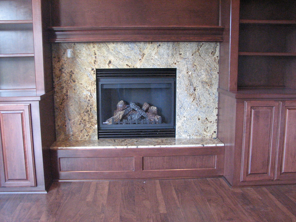 Foto de sala de estar actual con marco de chimenea de piedra