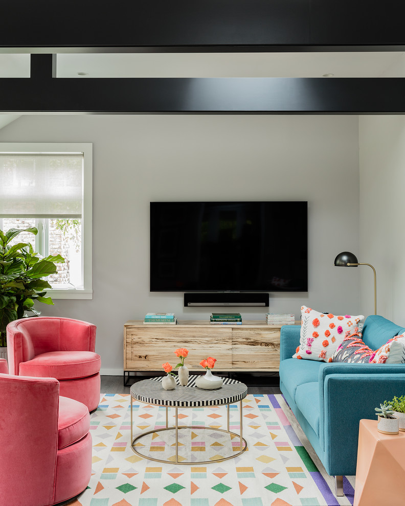 Immagine di un grande soggiorno minimal chiuso con pareti grigie, pavimento in legno massello medio, nessun camino, TV a parete e pavimento marrone
