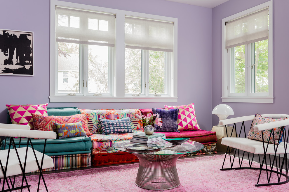 Ispirazione per un soggiorno moderno di medie dimensioni e chiuso con pareti viola, pavimento in legno massello medio, nessun camino e pavimento marrone