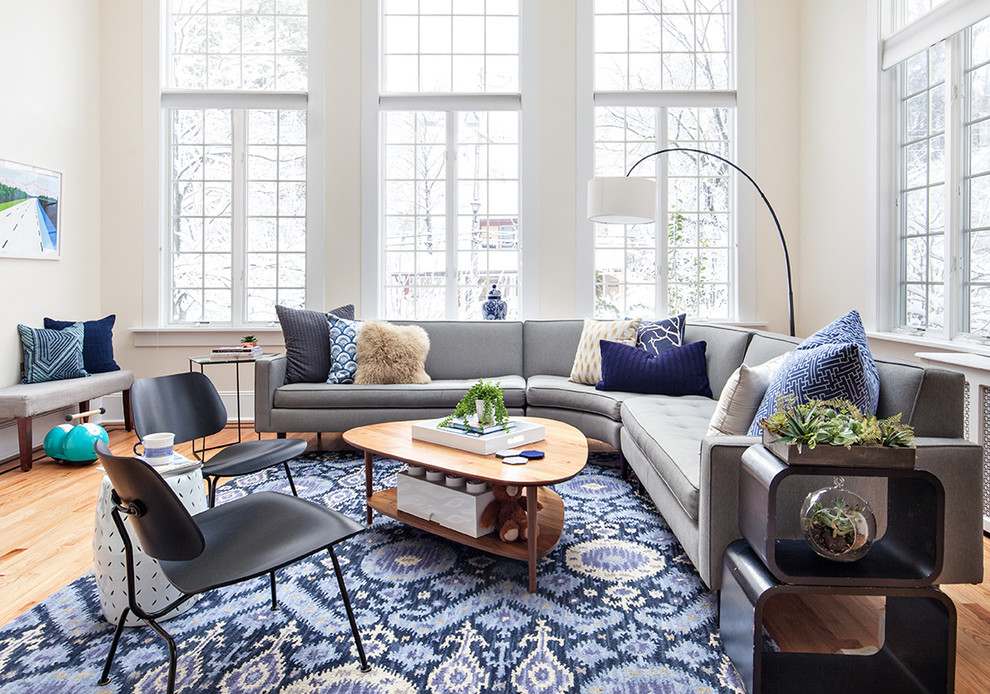 Imagen de sala de estar clásica renovada grande sin chimenea y televisor con suelo de madera en tonos medios y paredes beige
