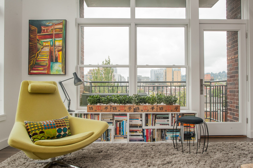 Immagine di un soggiorno contemporaneo con libreria e pareti bianche