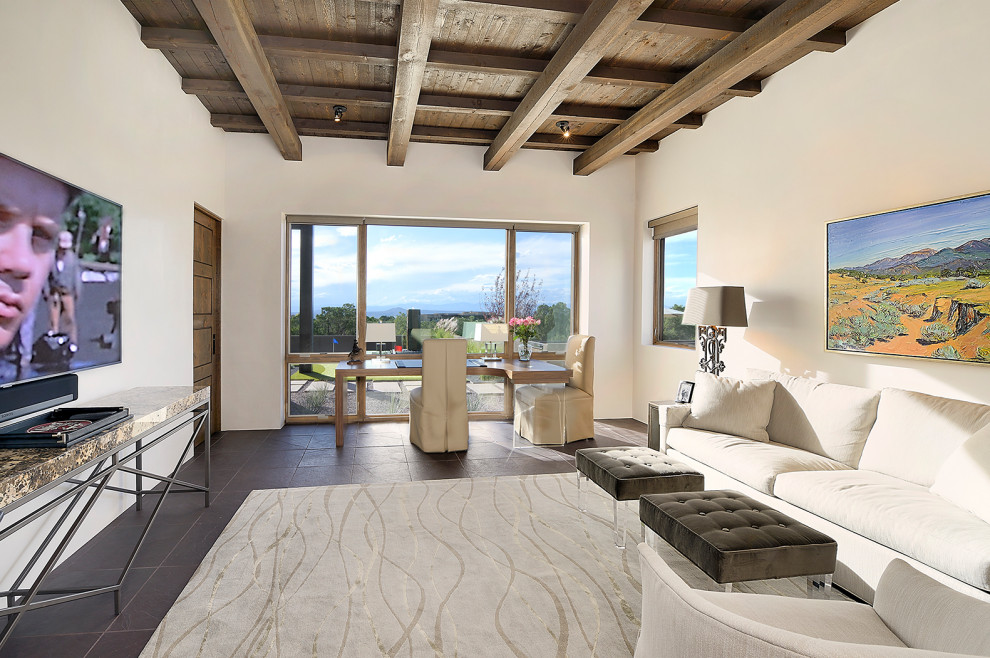 Großes, Abgetrenntes Mediterranes Wohnzimmer mit weißer Wandfarbe, Porzellan-Bodenfliesen, TV-Wand und braunem Boden in Albuquerque