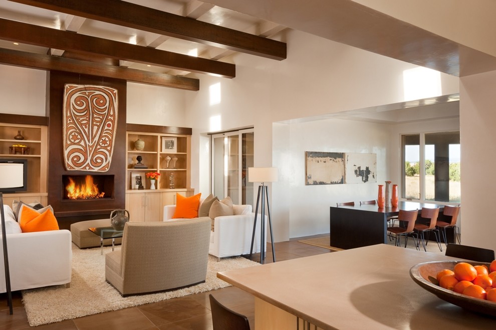 Großes, Fernseherloses, Offenes Modernes Wohnzimmer mit beiger Wandfarbe, dunklem Holzboden, Kamin und Kaminumrandung aus Stein in Albuquerque