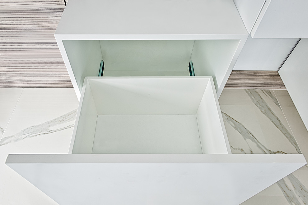Ejemplo de sala de estar abierta contemporánea de tamaño medio con paredes grises y suelo de mármol