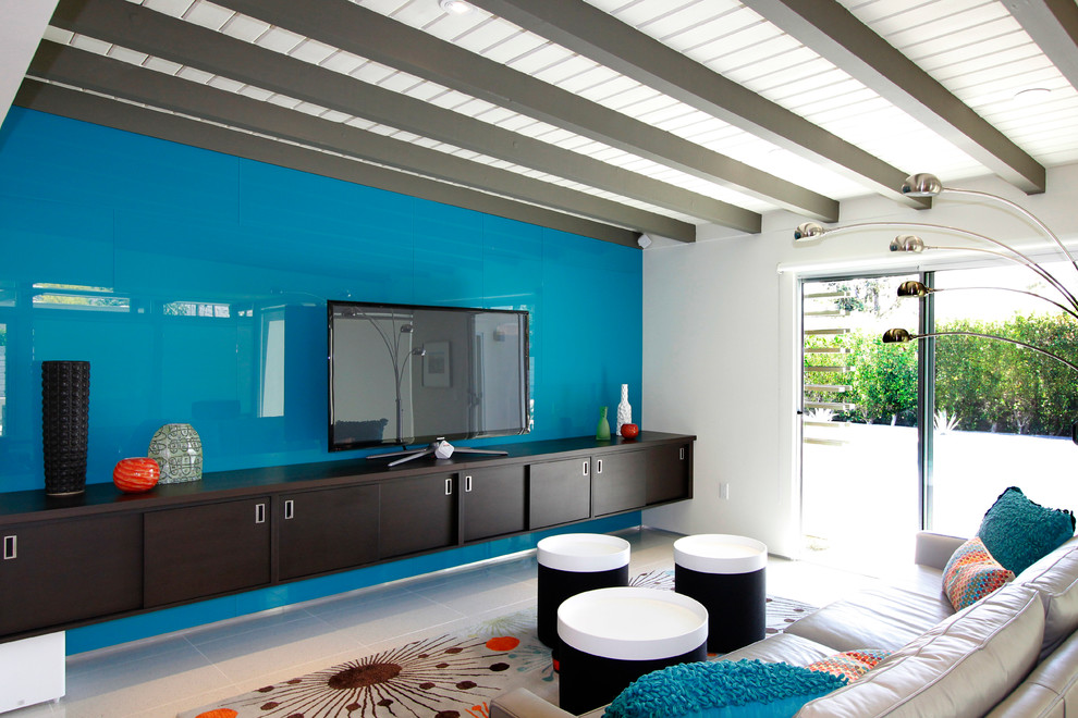 Ispirazione per un soggiorno minimalista di medie dimensioni e aperto con TV autoportante, pavimento in gres porcellanato, nessun camino, pareti multicolore e pavimento grigio