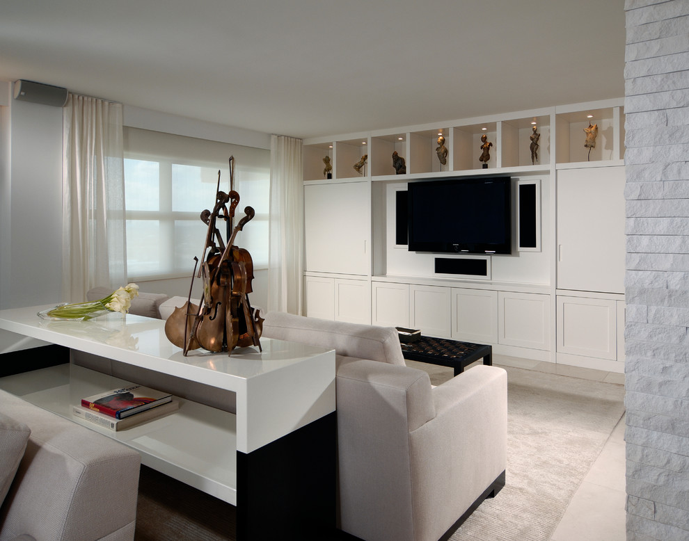 Großes, Offenes Modernes Wohnzimmer ohne Kamin mit weißer Wandfarbe, Multimediawand, Teppichboden und beigem Boden in Miami