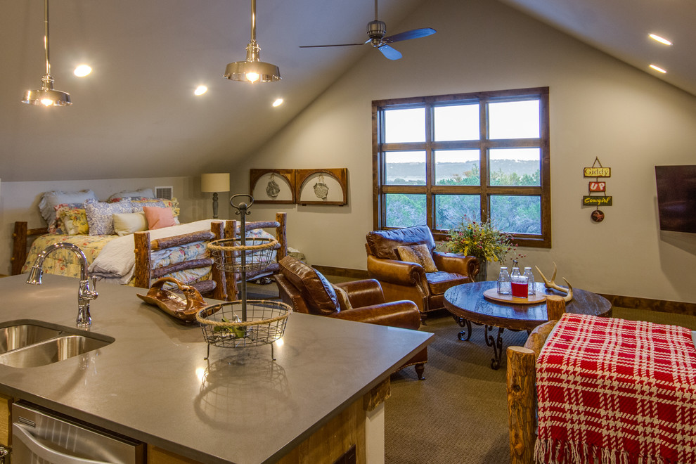 Mittelgroßes, Abgetrenntes Stilmix Wohnzimmer ohne Kamin mit beiger Wandfarbe, Teppichboden, TV-Wand und braunem Boden in Austin