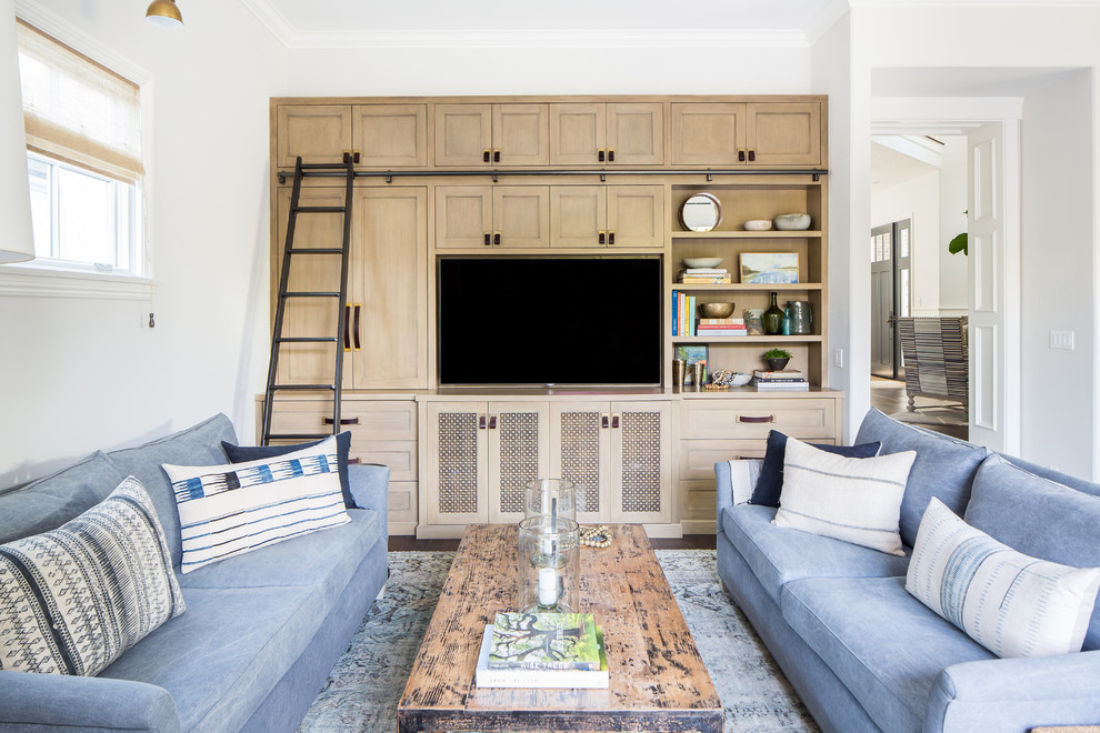 Landhaus Wohnzimmer mit weißer Wandfarbe, dunklem Holzboden, TV-Wand und braunem Boden in Los Angeles