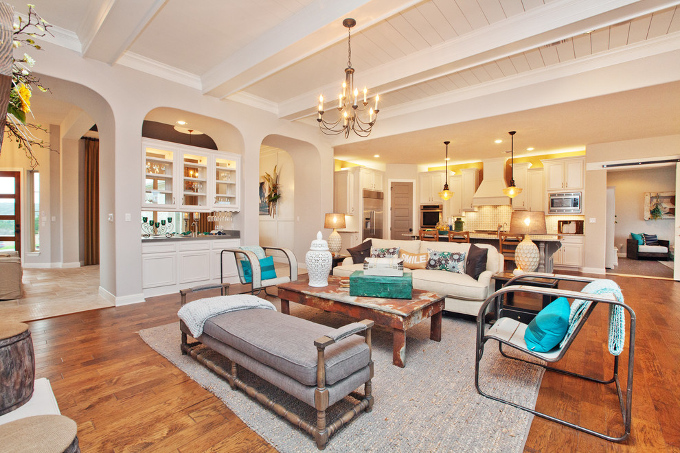 Offenes Klassisches Wohnzimmer mit braunem Holzboden in Austin