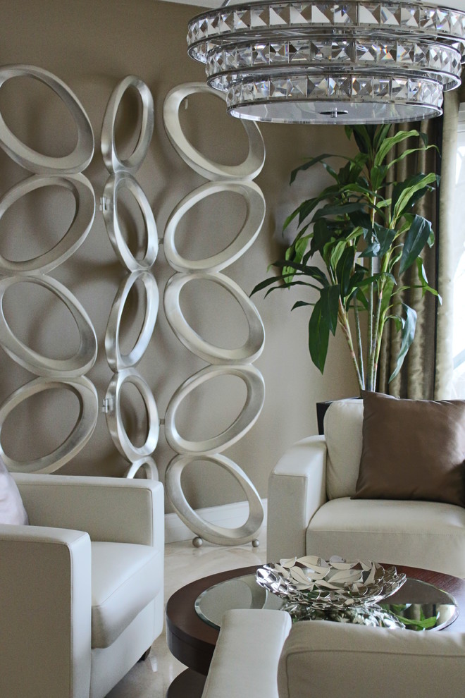 Foto di un soggiorno design con pareti grigie, pavimento in marmo e pavimento beige