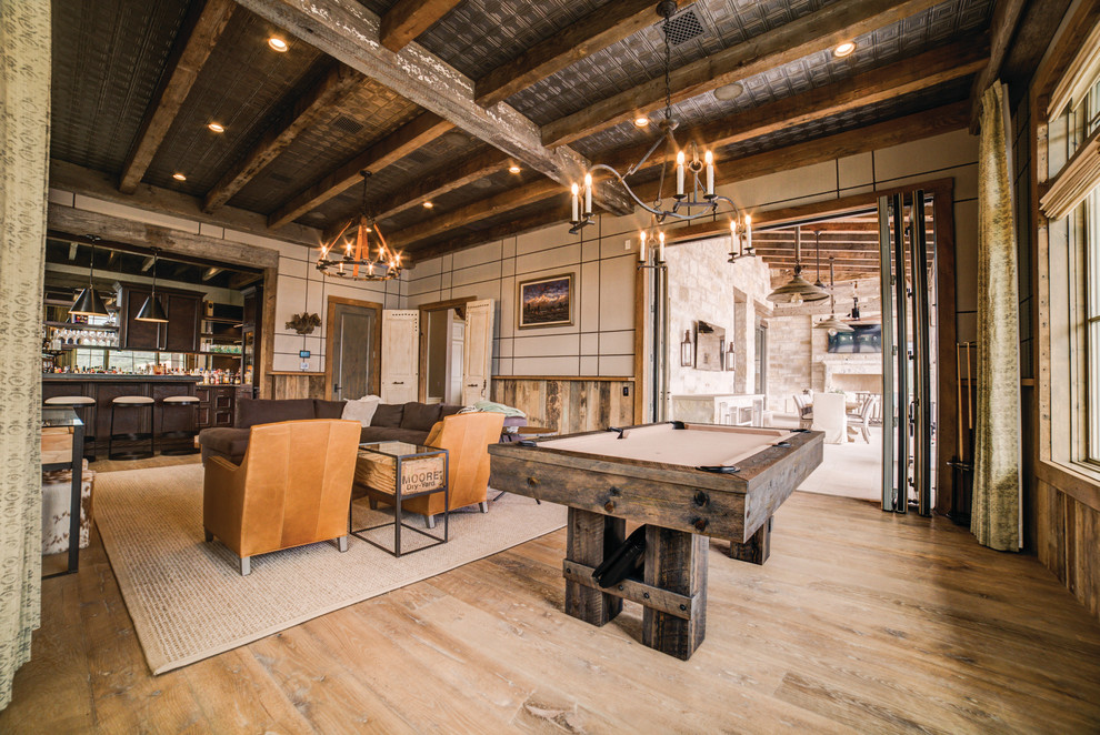 Großes Uriges Wohnzimmer mit braunem Holzboden und bunten Wänden in Austin