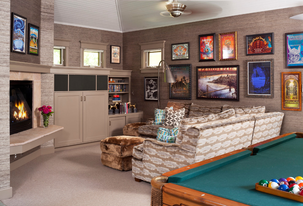 На фото: гостиная комната в классическом стиле с коричневыми стенами, ковровым покрытием, угловым камином и скрытым телевизором с