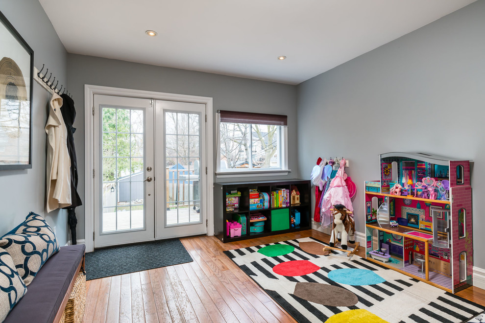 Mittelgroßes, Offenes Modernes Wohnzimmer mit blauer Wandfarbe und braunem Holzboden in Toronto