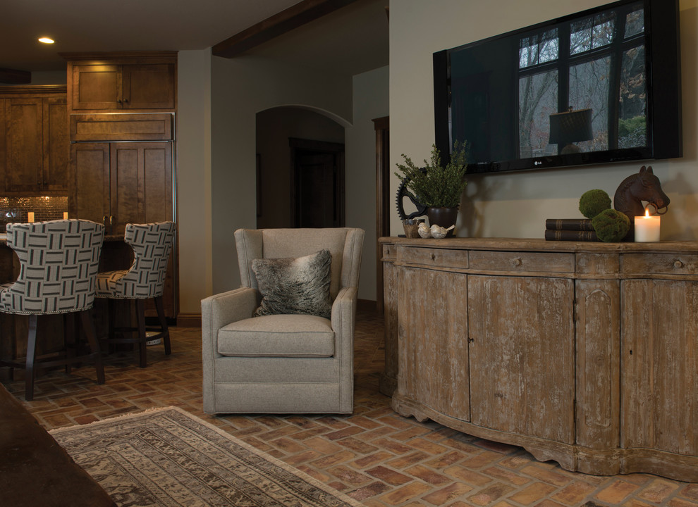 Idee per un soggiorno tradizionale di medie dimensioni e chiuso con pareti beige, pavimento in mattoni e TV a parete