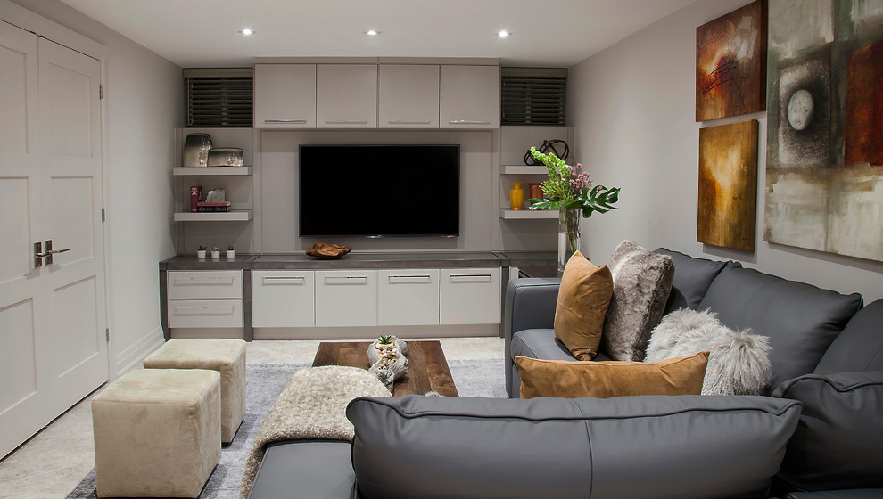 На фото: открытая гостиная комната среднего размера в современном стиле с серыми стенами, мраморным полом, телевизором на стене и серым полом без камина с