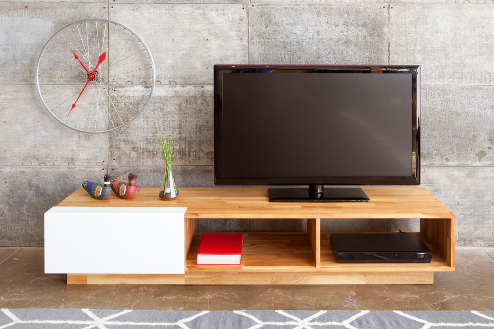 Diseño de sala de estar minimalista pequeña con paredes grises, suelo de cemento y televisor independiente