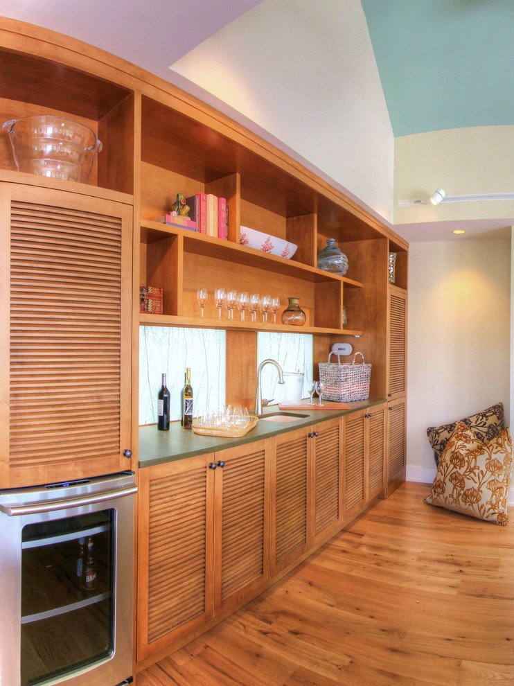 Foto de sala de estar costera con suelo de madera en tonos medios