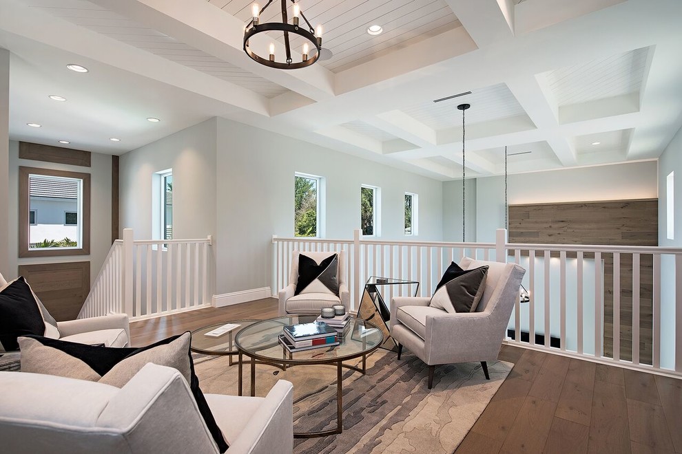 Стильный дизайн: двухуровневая гостиная комната среднего размера в современном стиле с белыми стенами, светлым паркетным полом, отдельно стоящим телевизором и коричневым полом - последний тренд